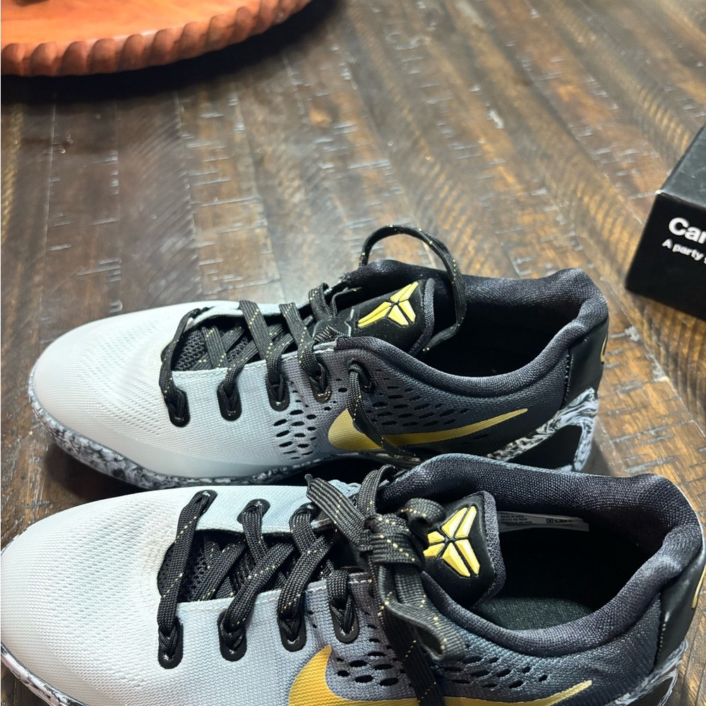 Nike boys Gray and Gold Athletic Shoes Kobe size 5.5 - Picture 7 of 7
